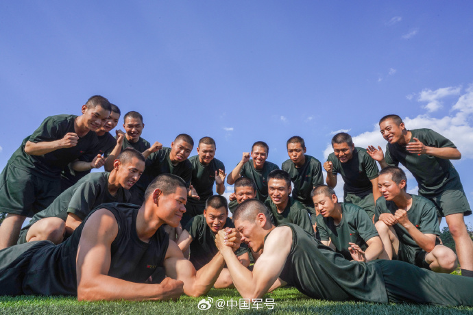 快乐1武警官兵开展趣味体能训练