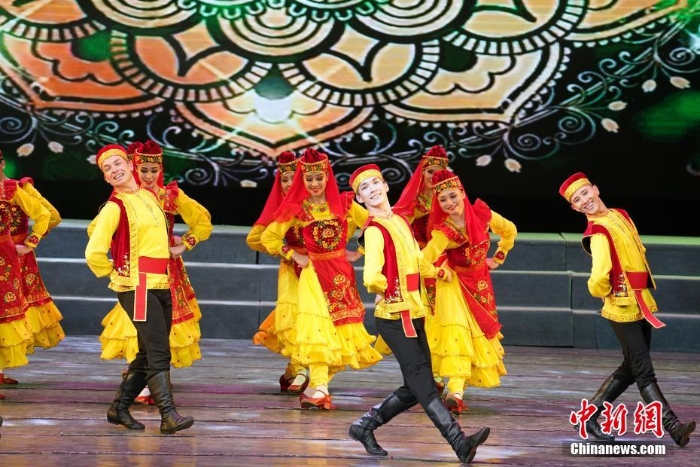 哈萨克斯坦歌舞《富饶的家乡》在第六届新疆国际民族舞蹈节上演