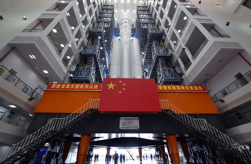 2020年11月17日，长征五号遥五运载火箭和嫦娥五号探测器在中国文昌航天发射场完成技术区总装测试工作后，垂直转运至发射区，计划于11月下旬择机实施发射。（图源：新华社）