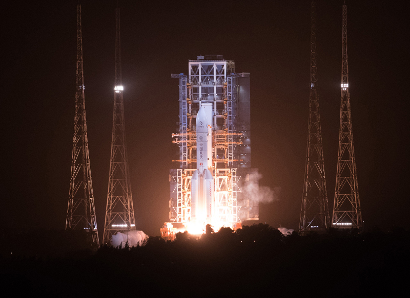 2020年11月24日，中国用长征五号遥五运载火箭成功发射探月工程嫦娥五号探测器，开启我国首次地外天体采样返回之旅。（图源：新华社）