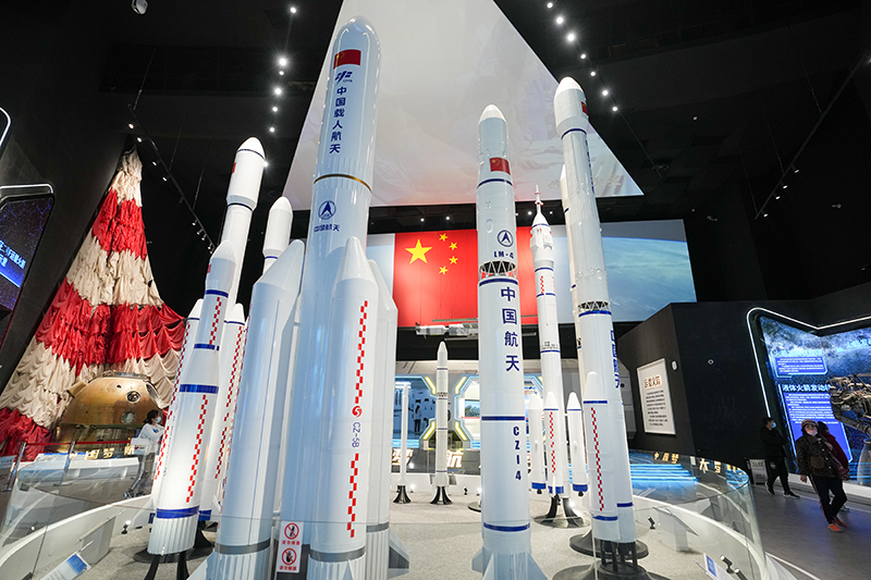 2023年4月24日，观众在中国航天博物馆参观展出的长征系列运载火箭模型。（图源：新华社）