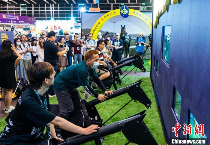 媒体记者在将同期举办的香港运动消闲博览的香港赛马会展区互动体验骑马。侯宇 摄