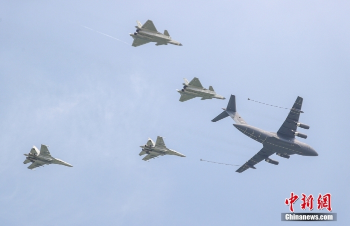 7月26日，2023年空军航空开放活动·长春航空展在吉林长春开幕。图为运油-20单机 + 歼-20双机 + 歼-16双机加油编队。<a target='_blank' href='/'>中新社</a>记者 贾天勇 摄