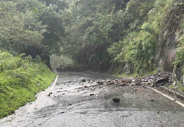 “杜苏芮”台风来袭台东山路塌方