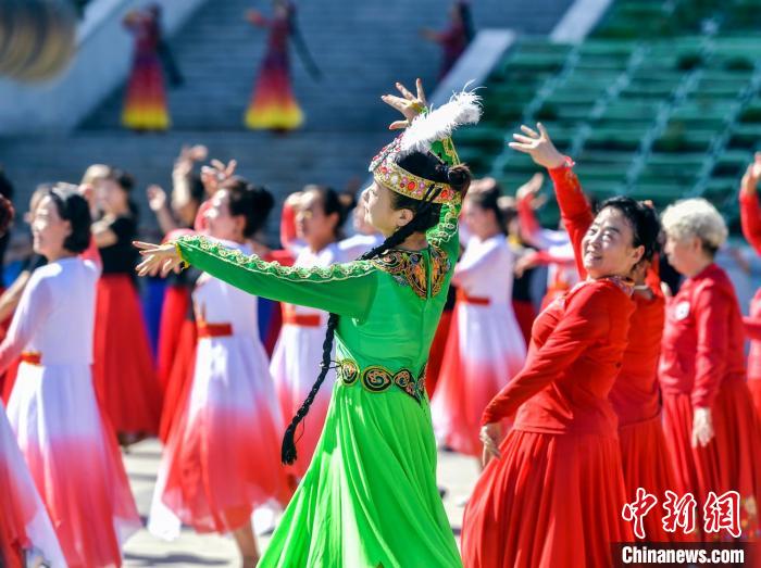 中国新疆国际民族舞蹈节：千人广场舞活动震撼上演