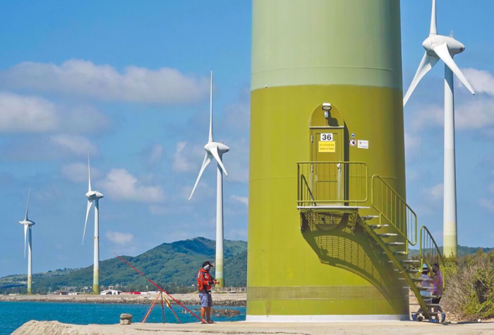 图为台湾再生能源风力发电示意照