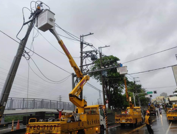 台风“杜苏芮”造成台南累计4万多户停电，目前仍有4137户停电，正全力抢修