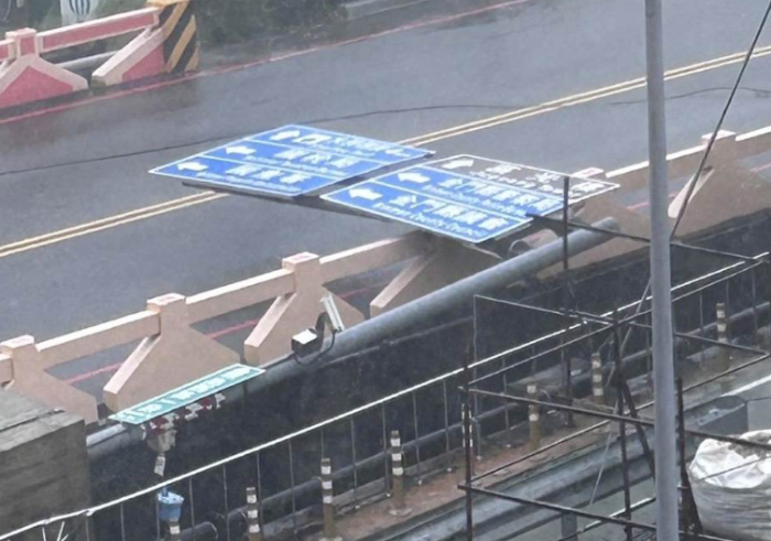 台风“杜苏芮”夹带着惊人的强风及雨势今早强袭金门，已有多处路树、路牌及工地围篱倾倒