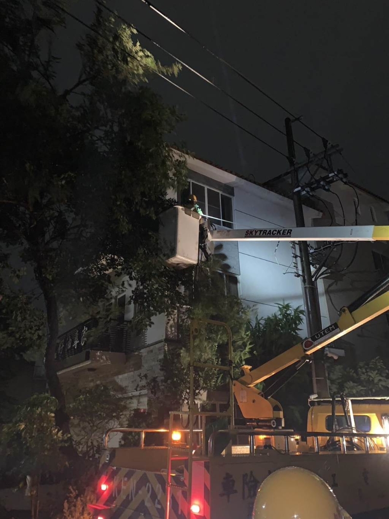 “杜苏芮”台风造成台南累计4万户停电，目前仍有4137户停电，正全力抢修。(台电台南区处提供 曹婷婷台南传真) 图片来源：台湾“中时新闻网”