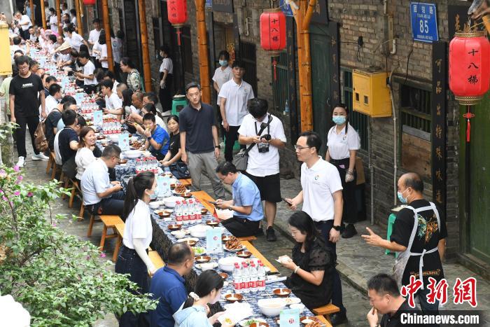 重庆綦江办百米长桌宴喜迎八方客