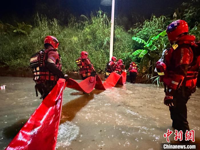 直击防抗台风“杜苏芮”：森林消防连夜排涝