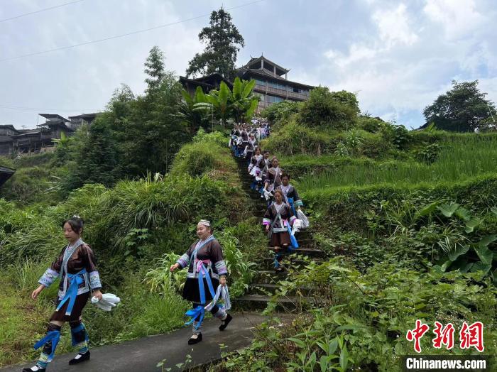 广西苗乡“拉鼓闹鱼”度夏日