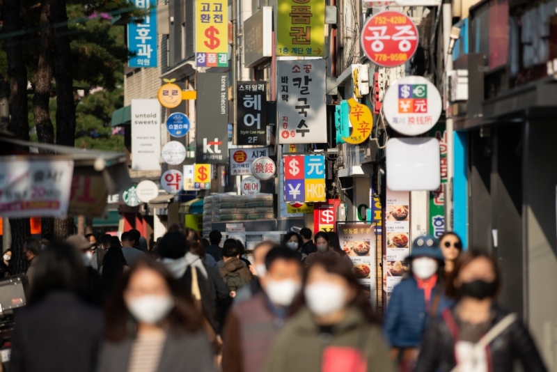 2022年11月24日，行人经过韩国首尔明洞街区开设的一些换钱所。（图源：新华社）