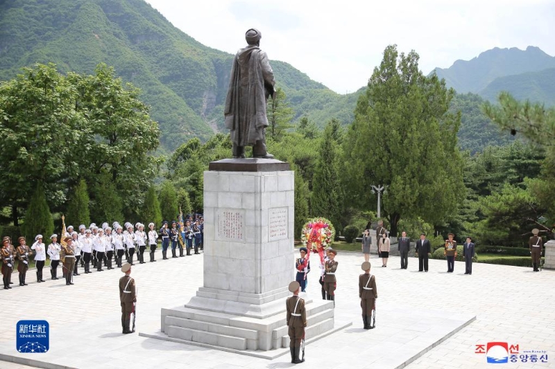 这张朝中社7月26日提供的照片显示，朝鲜劳动党总书记、国务委员长金正恩在朝鲜祖国解放战争胜利70周年之际，参谒位于平安南道桧仓郡的中国人民志愿军烈士陵园。（图源：新华社）