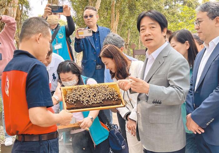 图为赖清德(前右2）4月13日前往桃园市新屋区兰园蜂业视察