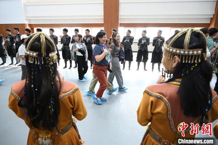 中外6国师生走进内蒙古艺术剧院感受音乐舞蹈