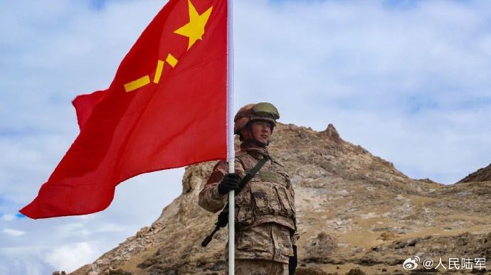 人民陆军以不同的方式庆祝属于自己的节日,让八一军旗高高飘扬在祖国