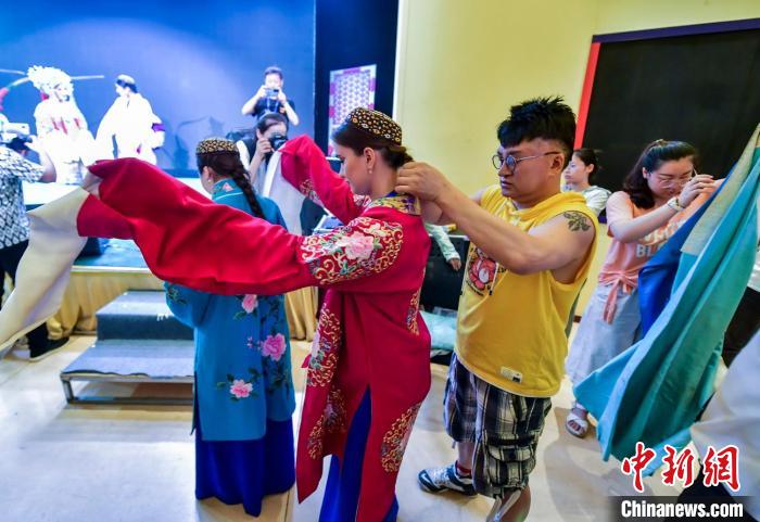 中国新疆国际民族舞蹈节：土库曼斯坦国家舞蹈团与乌鲁木齐京剧院开展文化交流活动