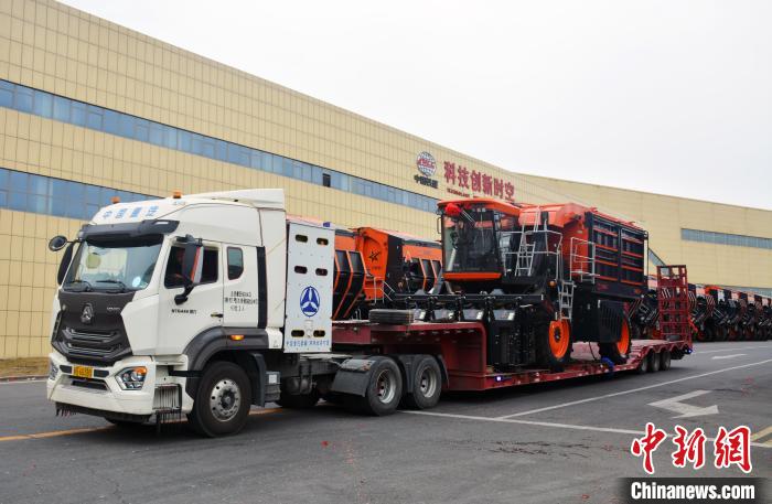 中国企业铁建重工首批进口中亚采棉机启运