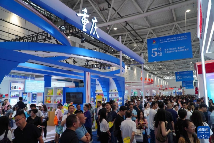 7月27日，第31届全国图书交易博览会吸引了大量参观者。新华社记者 徐速绘 摄