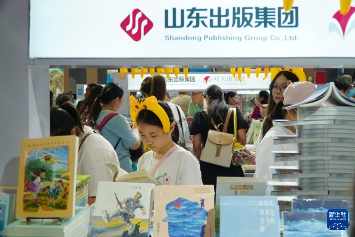 7月27日，在第31届全国图书交易博览会上，读者在阅览新书。新华社记者 徐速绘 摄1