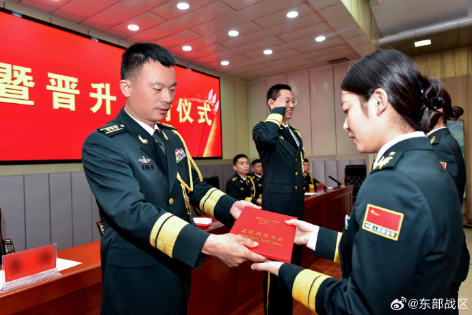 近日,火箭军某部官兵举行宣布命令大会暨晋升军衔仪式.