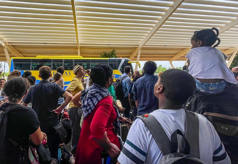 法国侨民准备离开尼日尔。（图源：美联社）