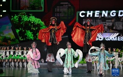 演员在闭幕式上表演