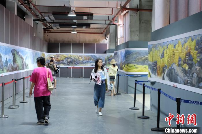 广西柳州：百米水彩画卷展现大苗山民族风情
