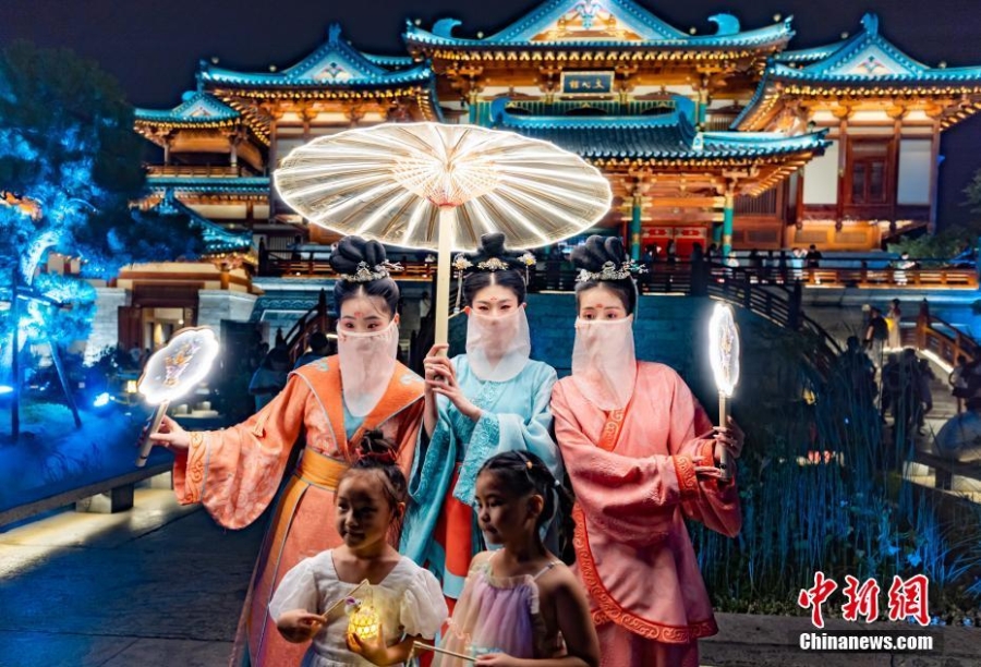 南京金陵小城流光溢彩再现古时盛景