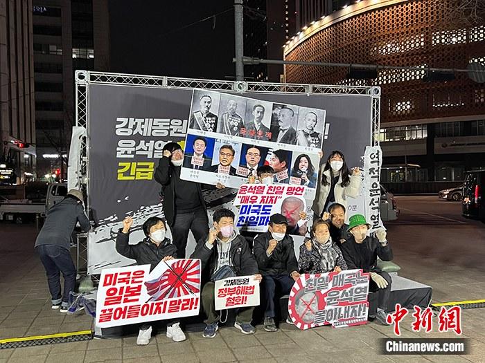 资料图：韩国公民团体联盟在首尔广场举行烛光守夜活动。