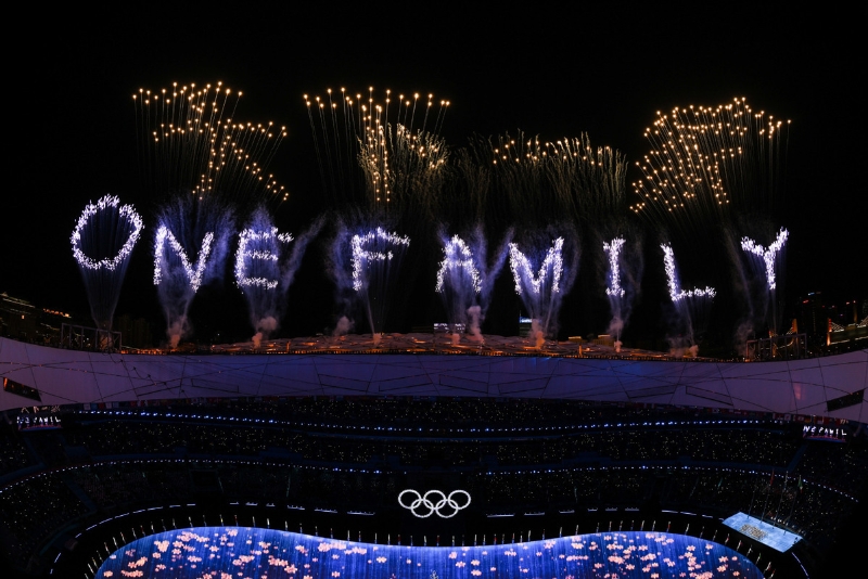 2022年2月20日，北京第二十四届冬季奥林匹克运动会闭幕式在国家体育场举行，闭幕式焰火表演展现“天下一家”。（图源：新华社）