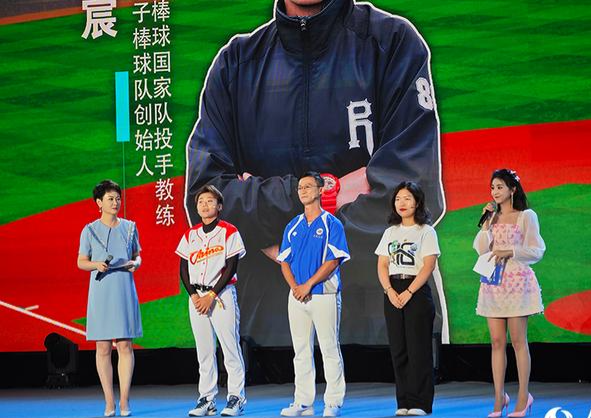 许语宸(左二)在第十一届海峡青年节峰会上分享交流融合故事。人民网
