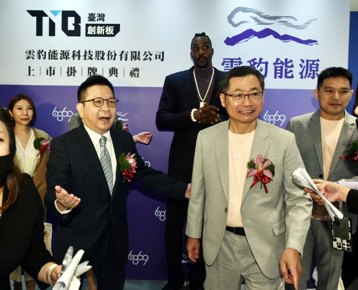 台湾云豹能源今年3月正式挂牌，右为董事长赖劲麟