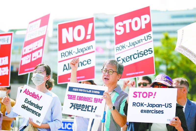 17日，韩国首尔民众集会抗议美日韩三国首脑峰会，反对美日韩军事结盟。（新华视觉）