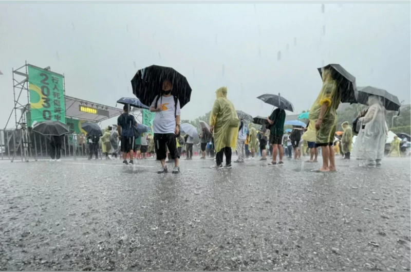 由行人零死亡推動聯盟發起的還路於民大遊行20日在台北凱達格蘭大道舉行，活動開始現場就下起大雨，仍有許多民眾撐傘、穿雨衣到場相挺。中央社