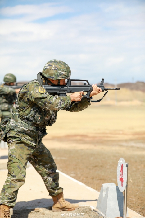 武警新疆总队克拉玛依支队组织机动分队轻武器实弹射击考核