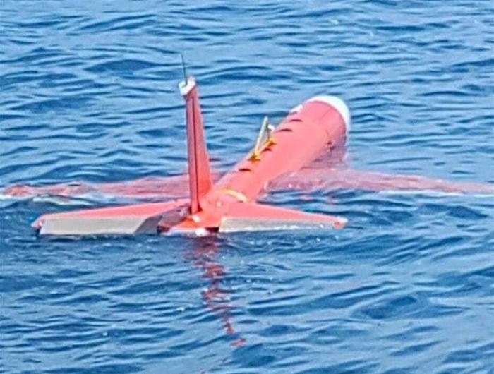 台东1位民众昨天在东河乡金樽海边发现橘色飞行器