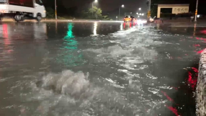 台东入夜突降雷雨水淹15公分高