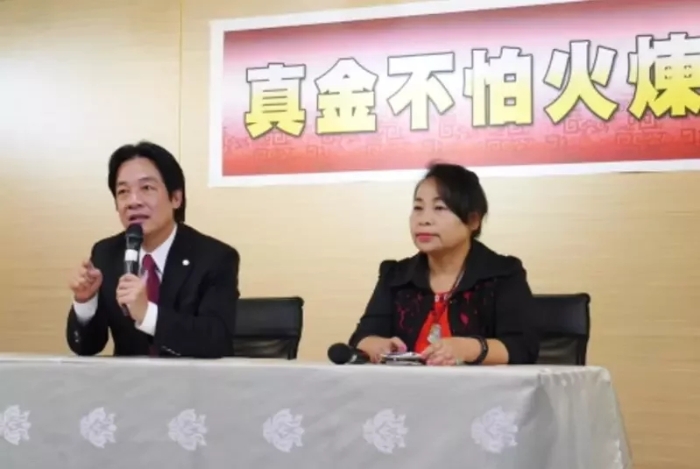 赖美惠（右）一路获得赖清德（左）的力挺才当选台南市议长.webp