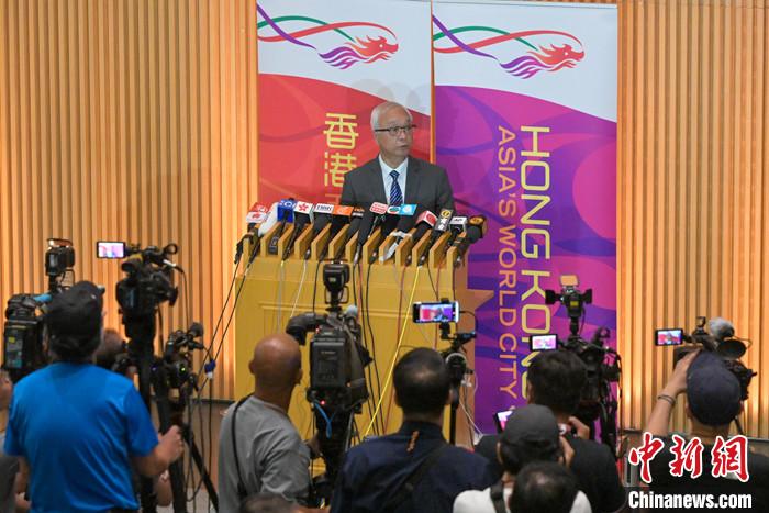 8月22日，香港特区政府环境及生态局局长谢展寰会见传媒时表示，因应日本福岛核污染水排放计划，由8月24日起，香港将禁止源自东京、福岛、千叶、栃木、茨城、群马、宫城、新潟、长野和埼玉10个都县的水产品进口。 <a target='_blank' href='/'>中新社</a>记者 陈永诺 摄
