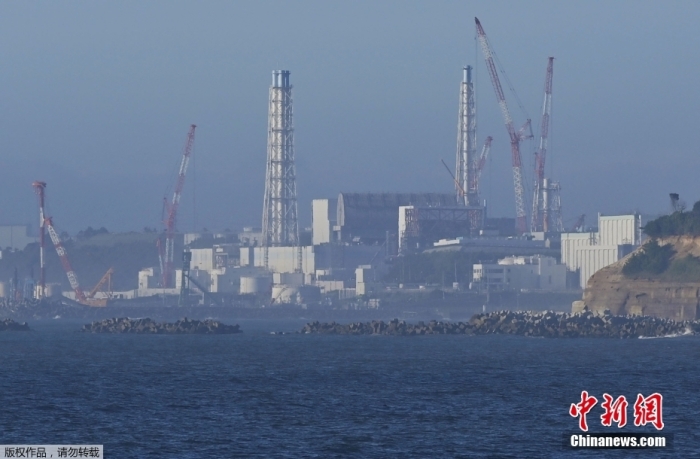 8月24日，从日本福岛县浪江町远眺因海啸受损的福岛第一核电站。