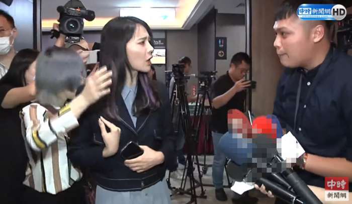赖品妤（左）受访突摔倒画面惊曝