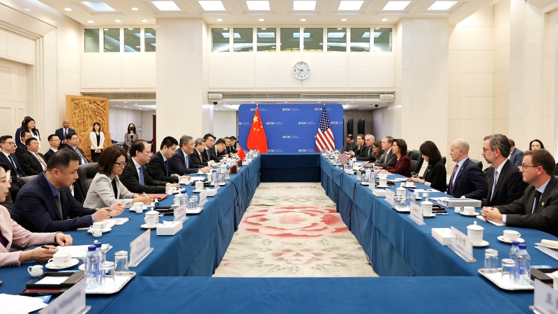 8月28日，商务部部长王文涛在京与来访的美国商务部部长雷蒙多举行会谈。图源央视新闻