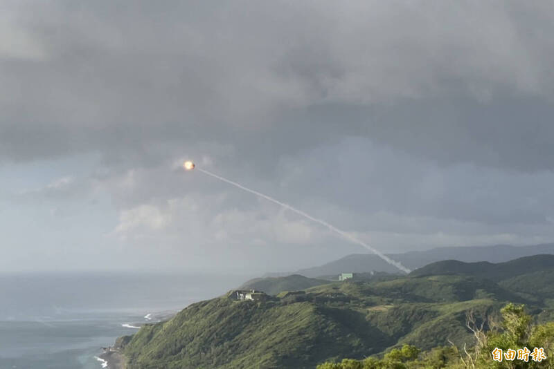 15日，台灣九鵬基地愛國者飛彈試射，竟出現近距離自爆狀況。圖自台灣中時新聞網.png