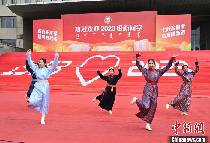 呼和浩特：高校迎来开学季新生报到开始适应大学生活