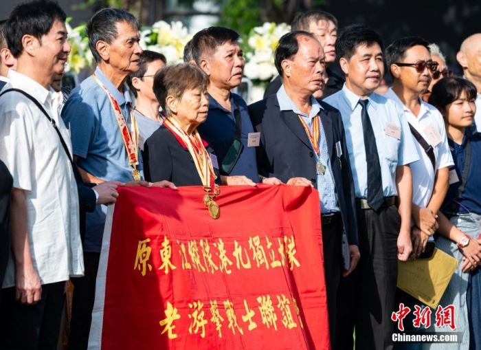 9月3日上午，香港特别行政区政府举行“中国人民抗日战争胜利纪念日”纪念仪式，特别行政区行政长官李家超等政府官员及各界人士出席。图为香港抗日老战士林珍（左三）等在仪式后合影留念。<a target='_blank' href='/'>中新社</a>记者 侯宇 摄