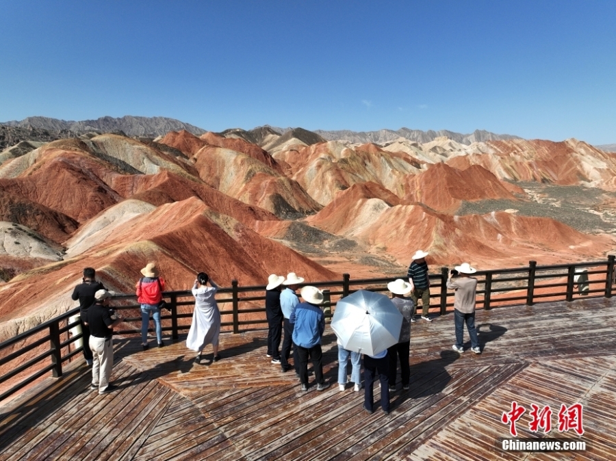 甘肃张掖七彩丹霞旅游热度持续