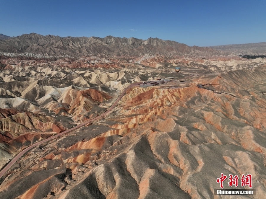 甘肃张掖七彩丹霞旅游热度持续