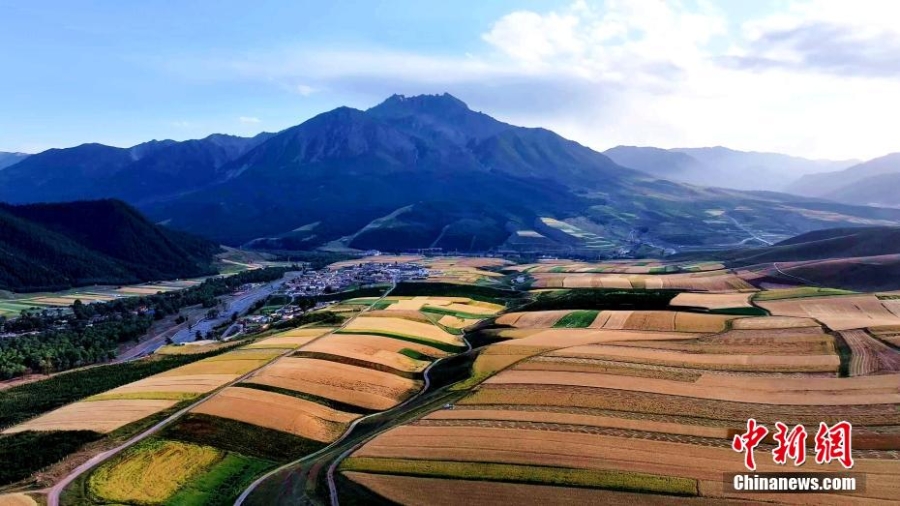 祁连山腹地秋景迷人 色彩斑斓如“大地油画”